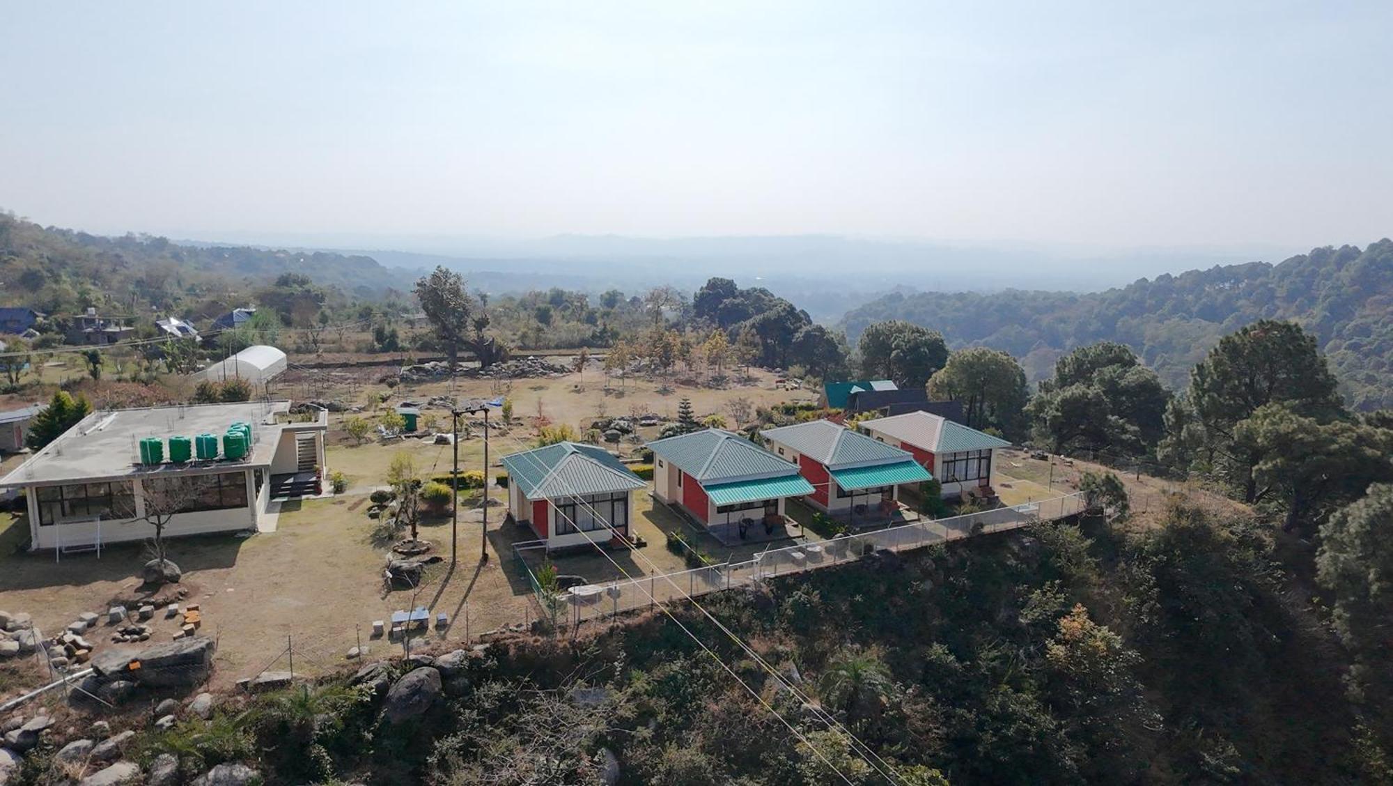 דרמסאלה Dhauladhar View Village Resort מראה חיצוני תמונה