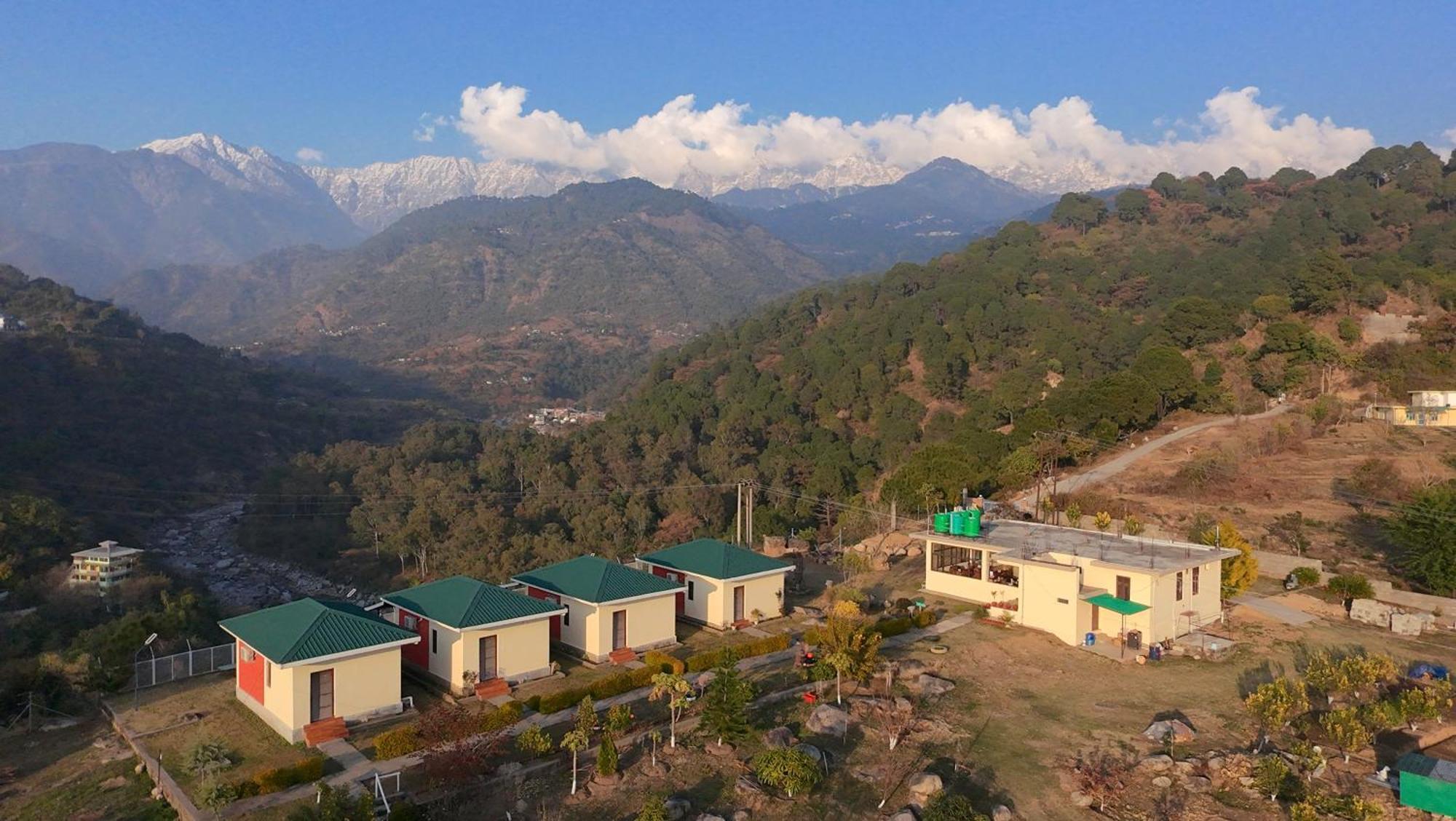 דרמסאלה Dhauladhar View Village Resort מראה חיצוני תמונה